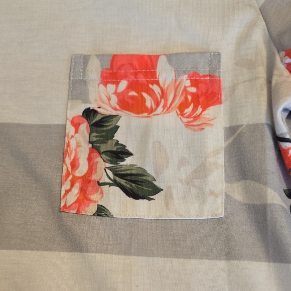 Floral V-Neck Top - Picture 2 of 3